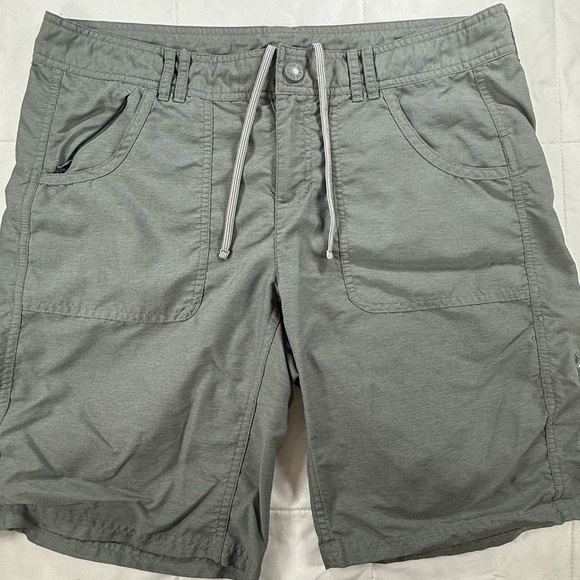 The North Face Woman’s Athletic Green Shorts Size 10 B44. - Picture 1 of 9